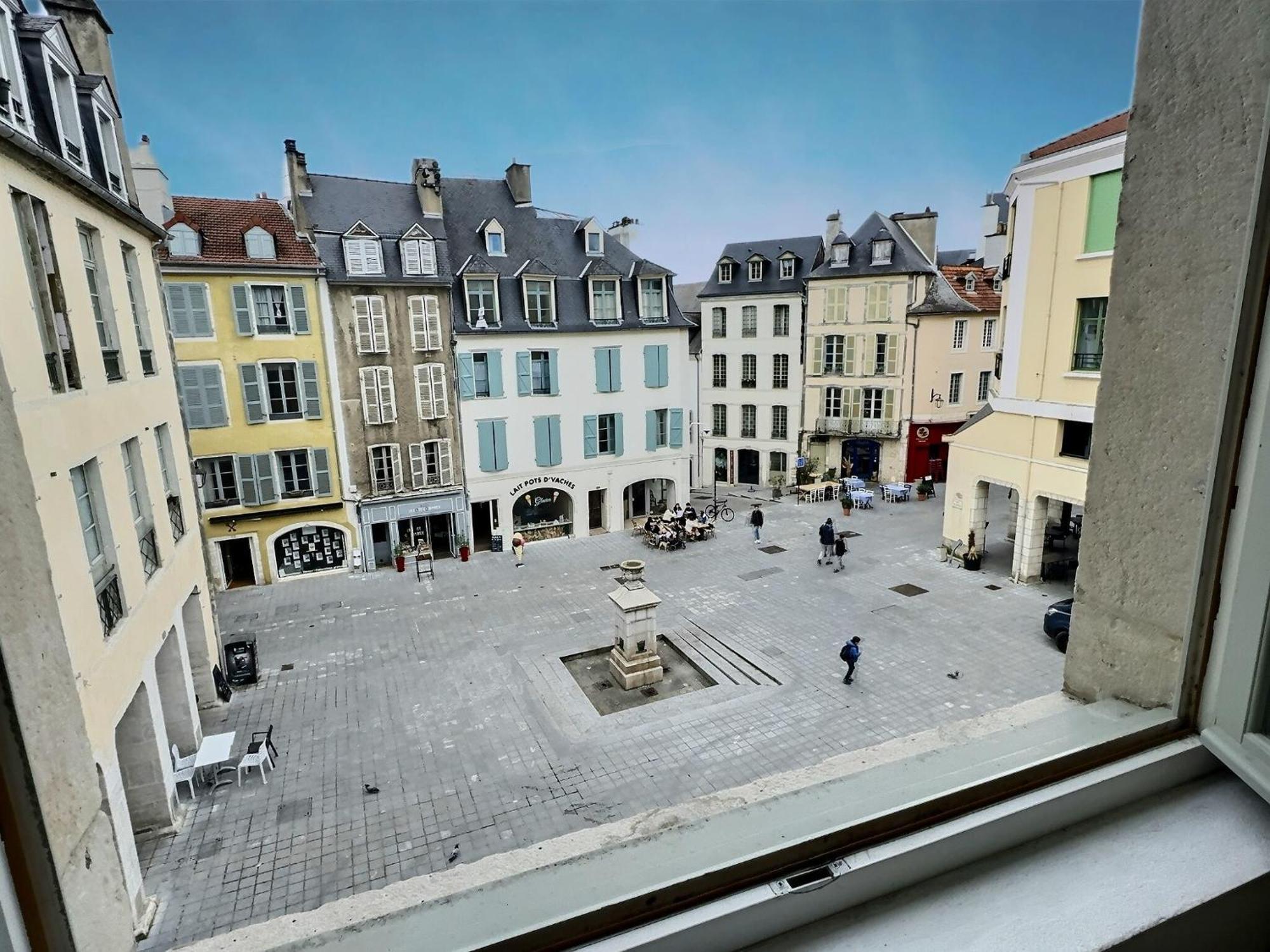 Wonderhost, Bois Et Pierre En Coeur De Ville Pau Luaran gambar