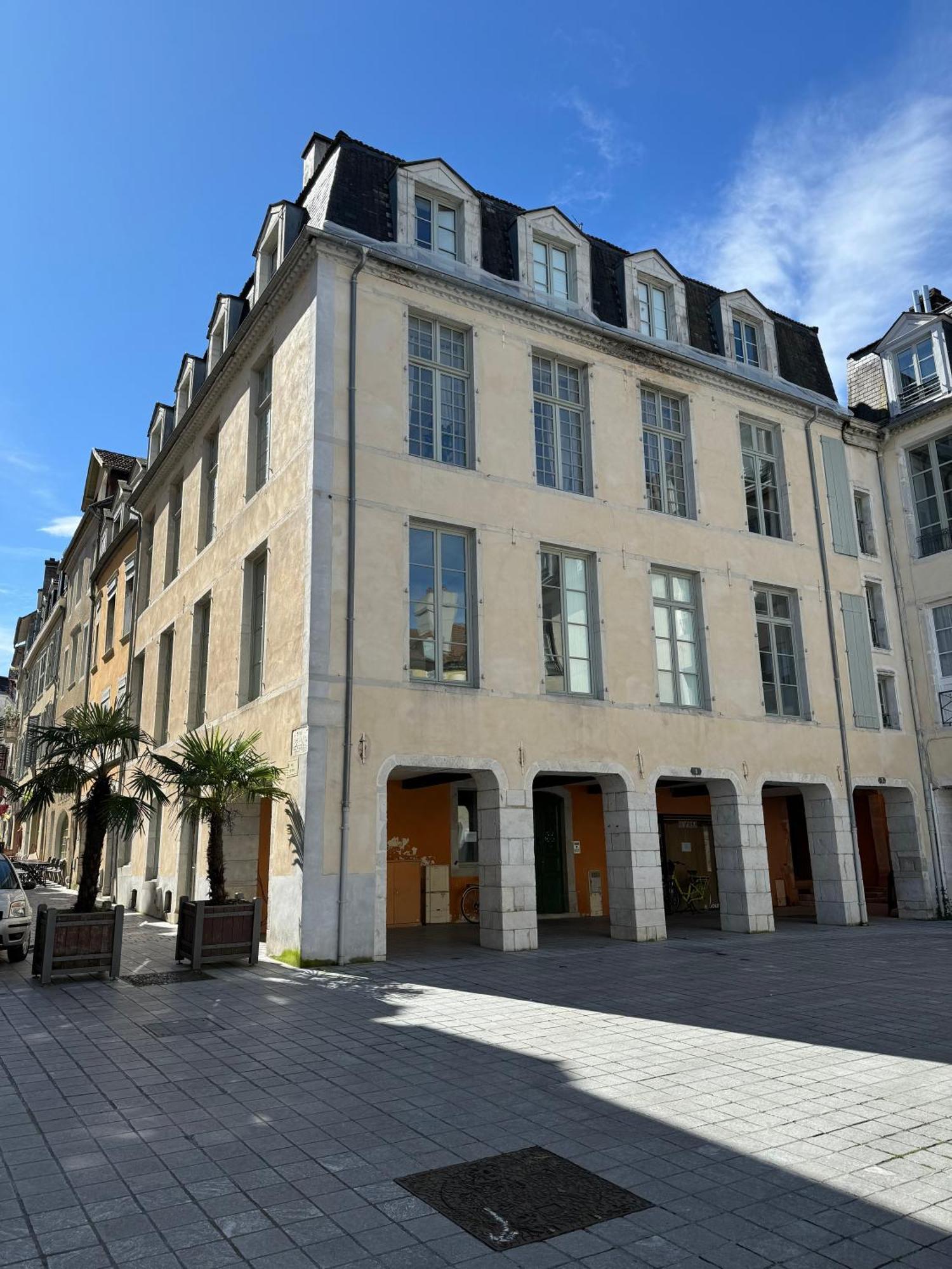 Wonderhost, Bois Et Pierre En Coeur De Ville Pau Luaran gambar